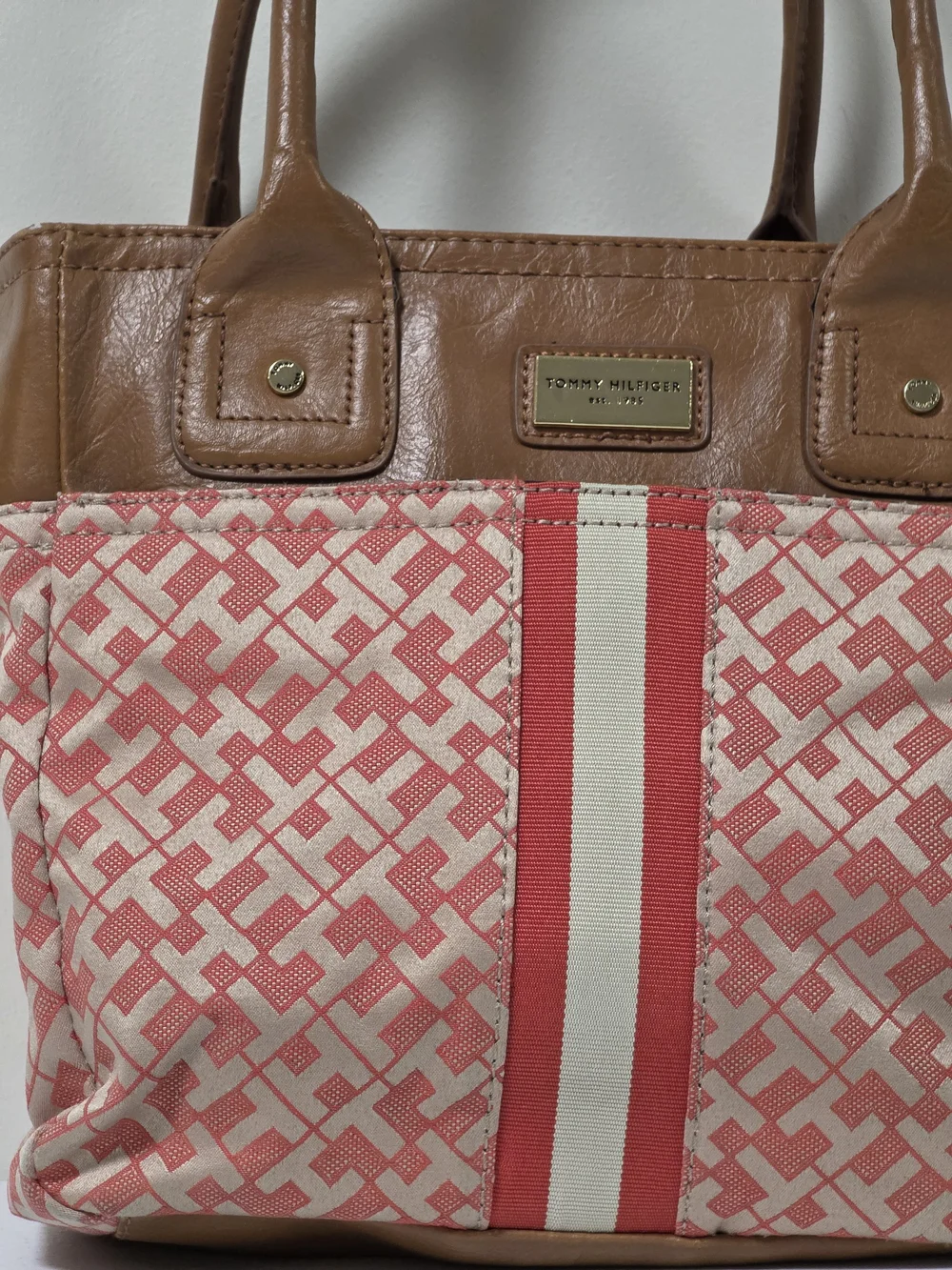 👜🌺 Tommy Hilfiger Y2K Preppy Coral Monogram Tote Bag Purse Tan Leather Trim
